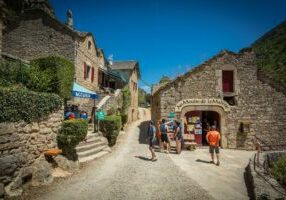 Location de canoe et paddle a La Malene sur le Tarn.  La Malene, Lozere, Occitanie, France